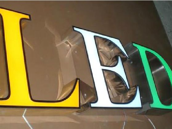 邵通介绍LED招牌的基础知识。